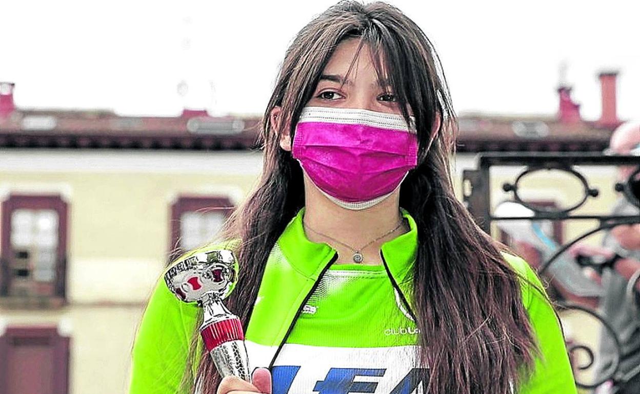 Lola Oiarzábal posa con el trofeo de campeona.