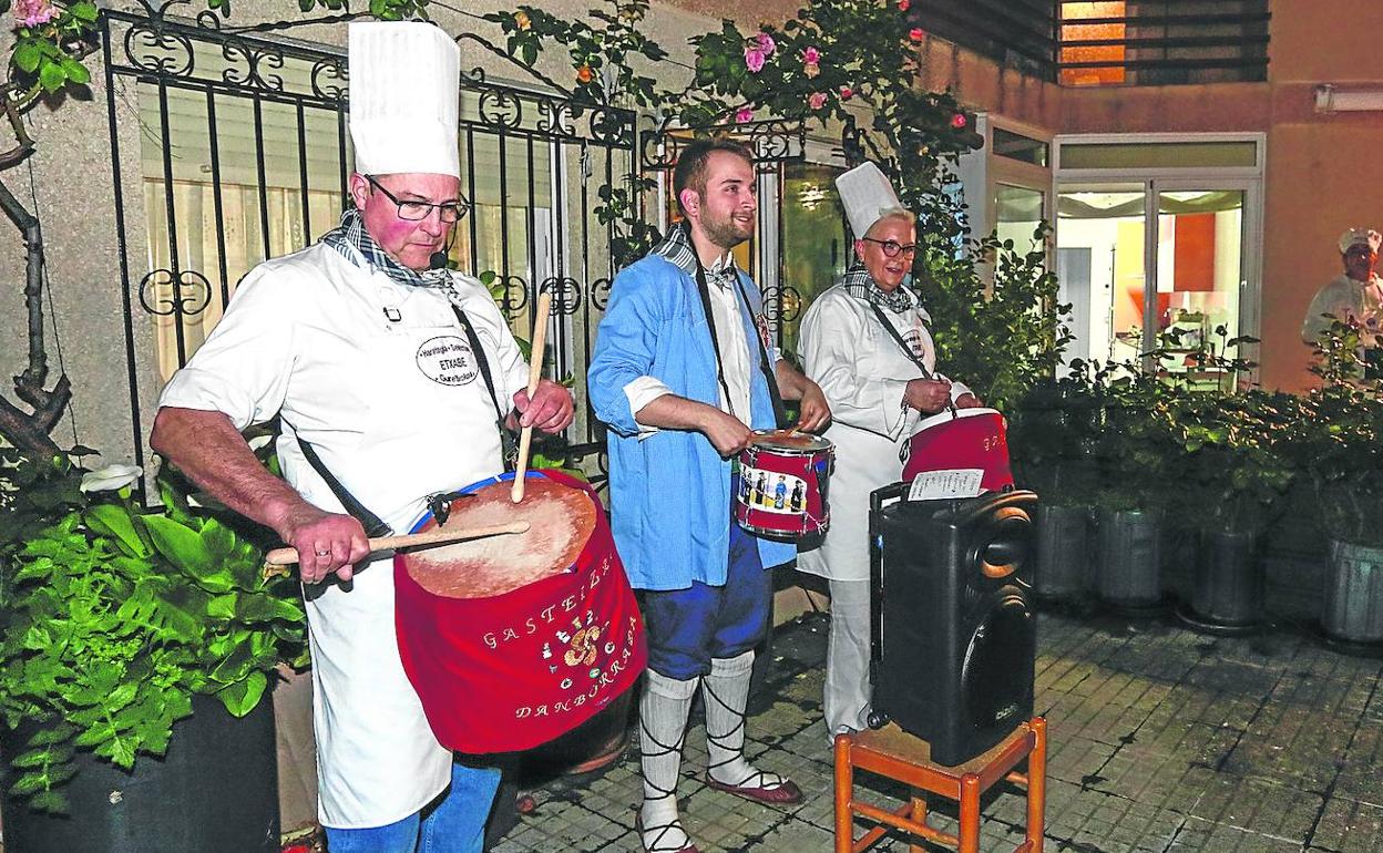 La tamborrada particular de Isa Etxabe y familia.