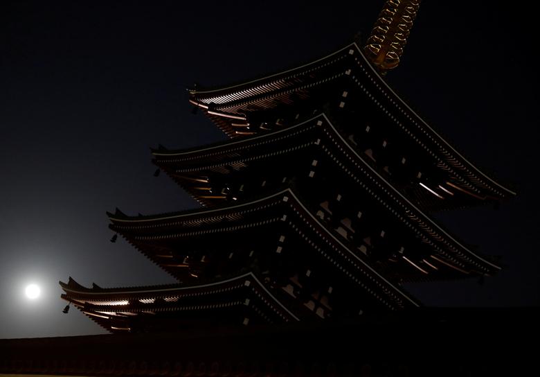 La Superluna se ve cerca de una pagoda de cinco pisos en el templo Sensoji, en Tokio, Japón. 