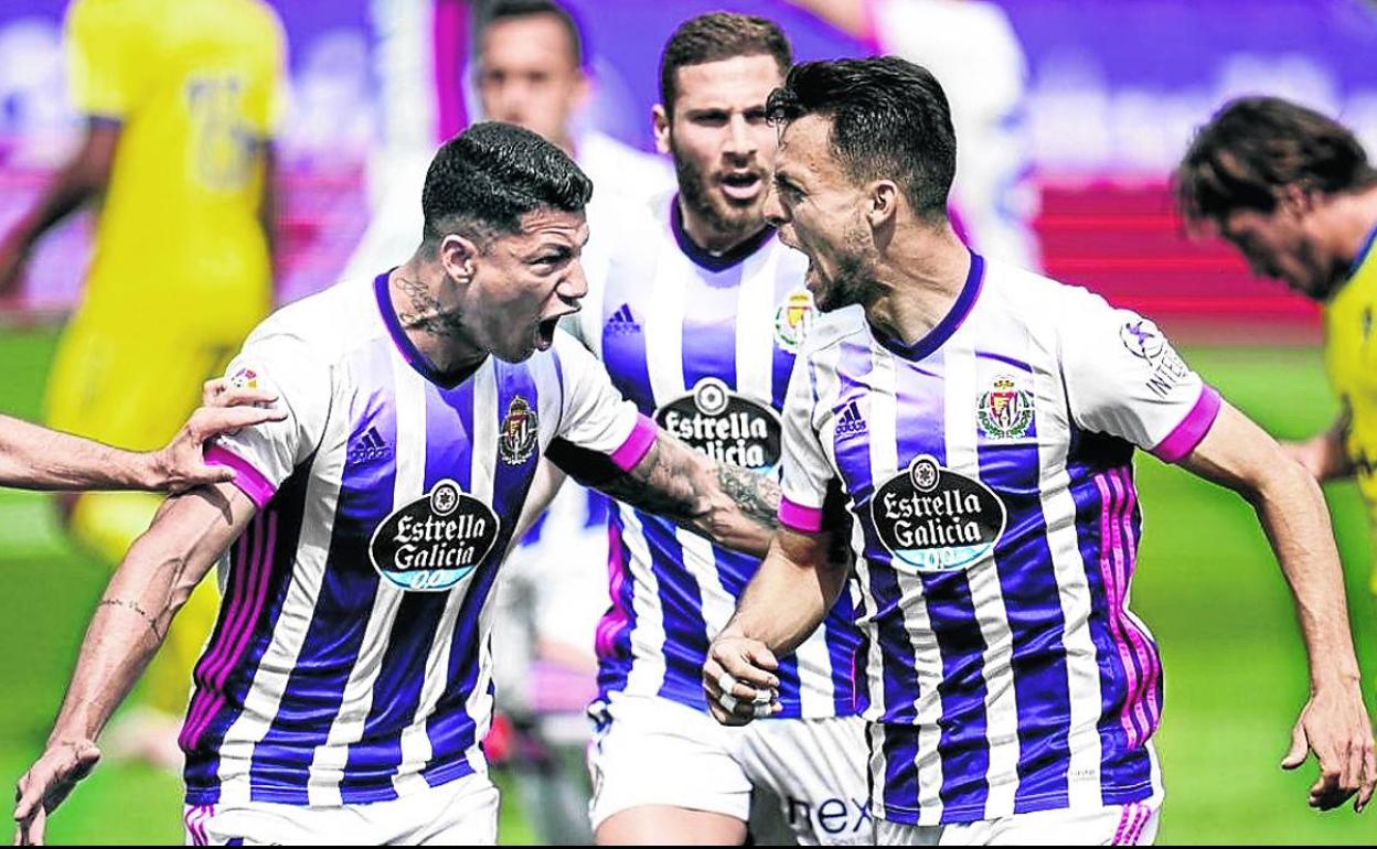 Los futbolistas del Valladolid celebran un gol en un partido de Liga. 