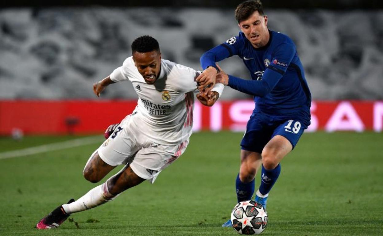 Militao pugna con Mount durante el Real Madrid-Chelsea. 