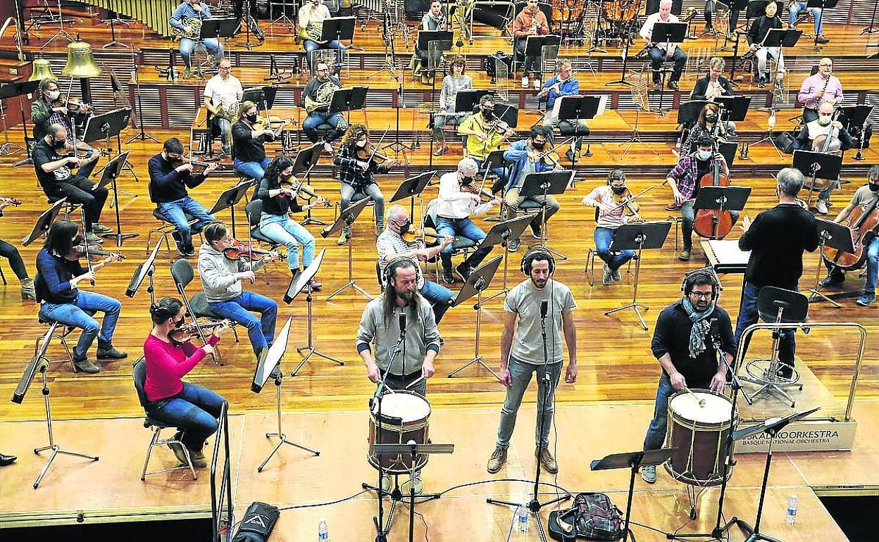 La Euskadiko Orkestra y Kalakan, durante un ensayo. 
