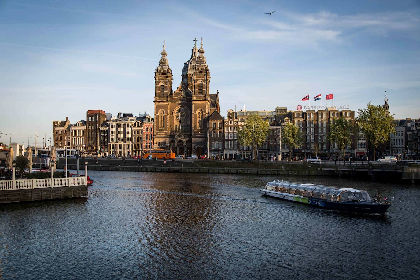 4.- AMSTERDAM (PAÍSES BAJOS) | Capital de los Países Bajos, conocida por su patrimonio artístico, su elaborado sistema de canales y sus casas angostas con fachadas de dos aguas, herencias de la Edad de Oro de la ciudad durante el siglo XVII. Hoy en día es uno de los centros históricos más grandes de Europa.