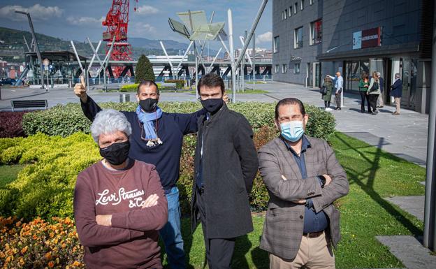 Fernando Canales, David de Jorge, Héctor Sánchez e Iban San Salvador del Valle. posan fuera del Palacio Euskalduna.