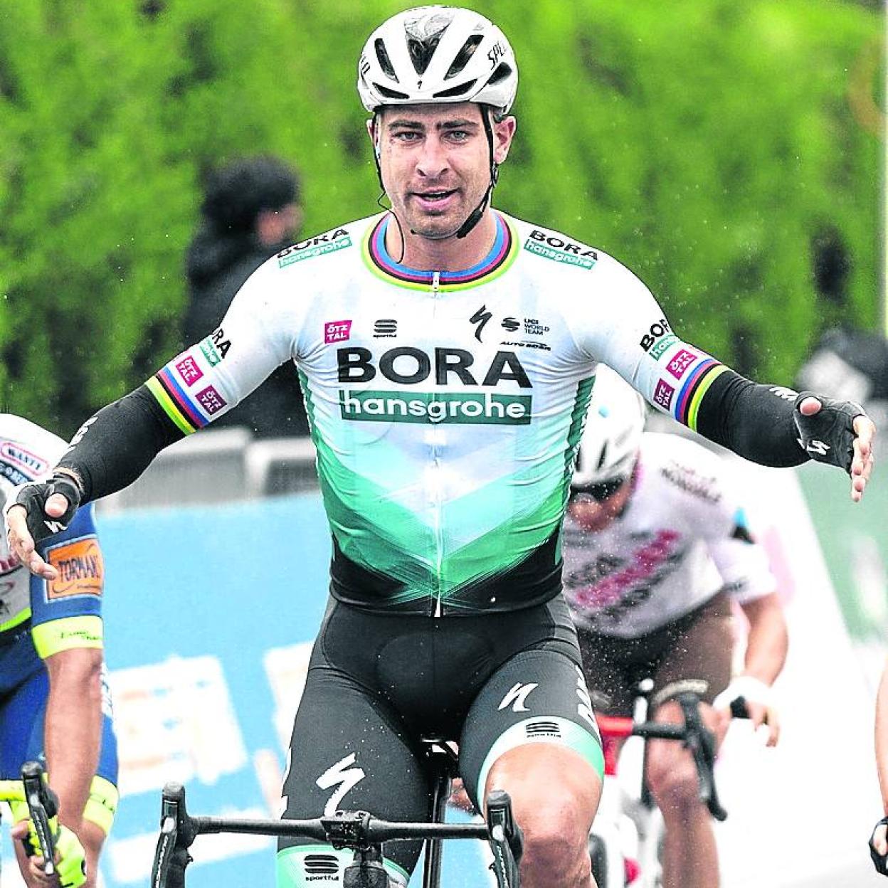 Sagan vence en la meta de Martigny. 