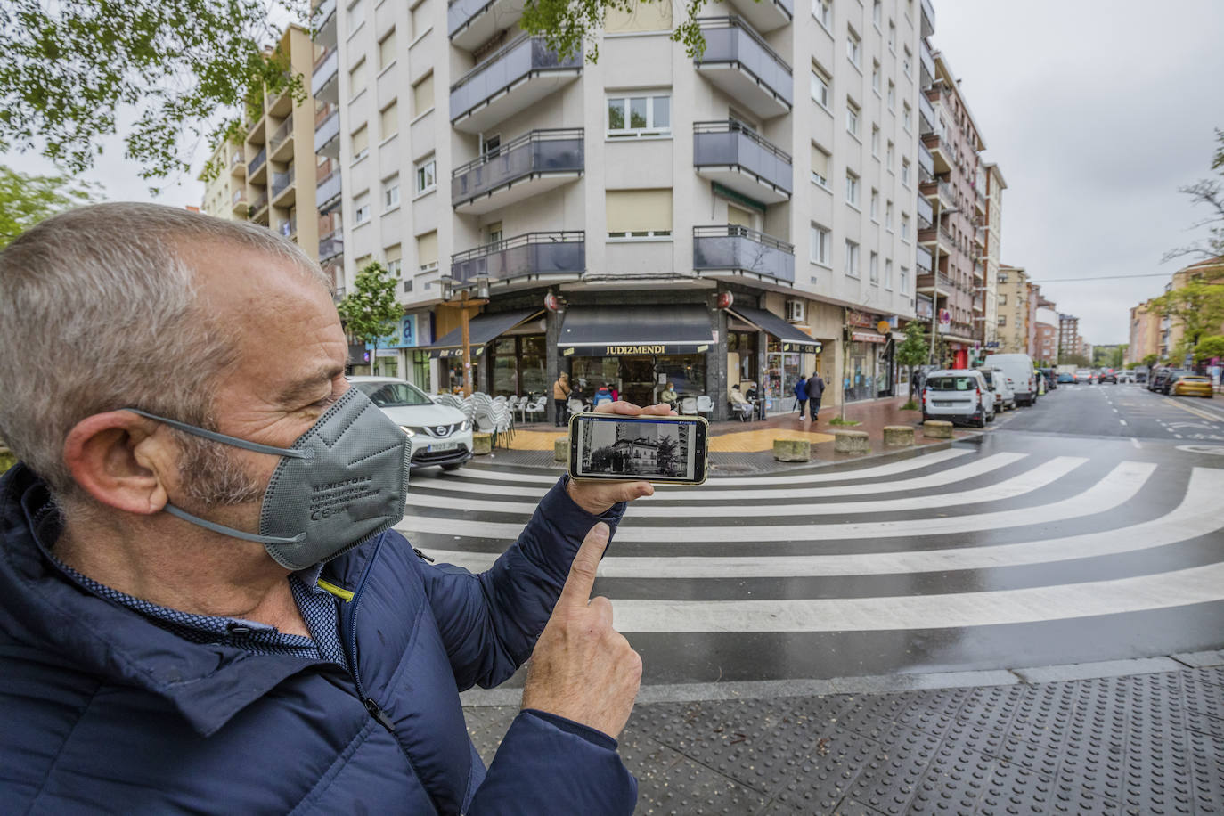 La calle Olaguíbel confluye con la avenida de Judimendi. En sus inmediaciones, se ubica el colegio del barrio y el popular parque vitoriano.