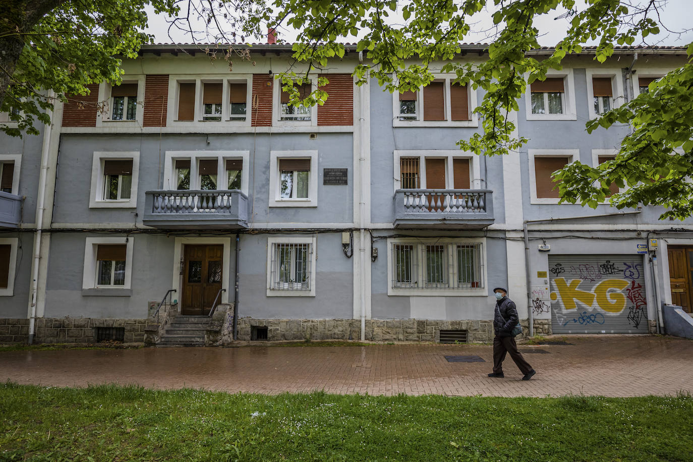 Aspecto exterior de varias de las edificaciones que se sitúan en el perímetro del parque de Judimendi.