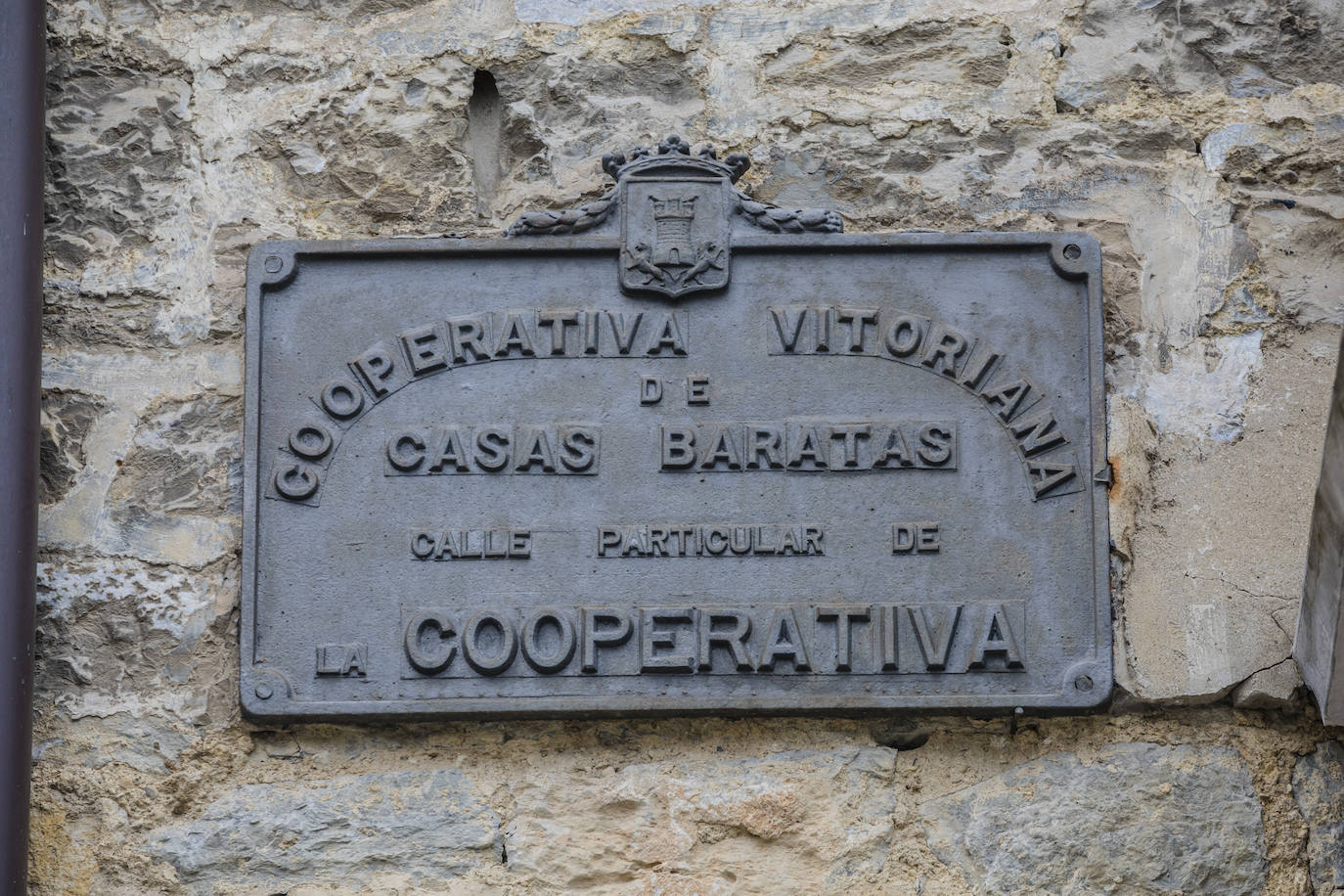 Detalle de una de las placas que adornan las llamadas 'Casas Baratas' de Judimendi.