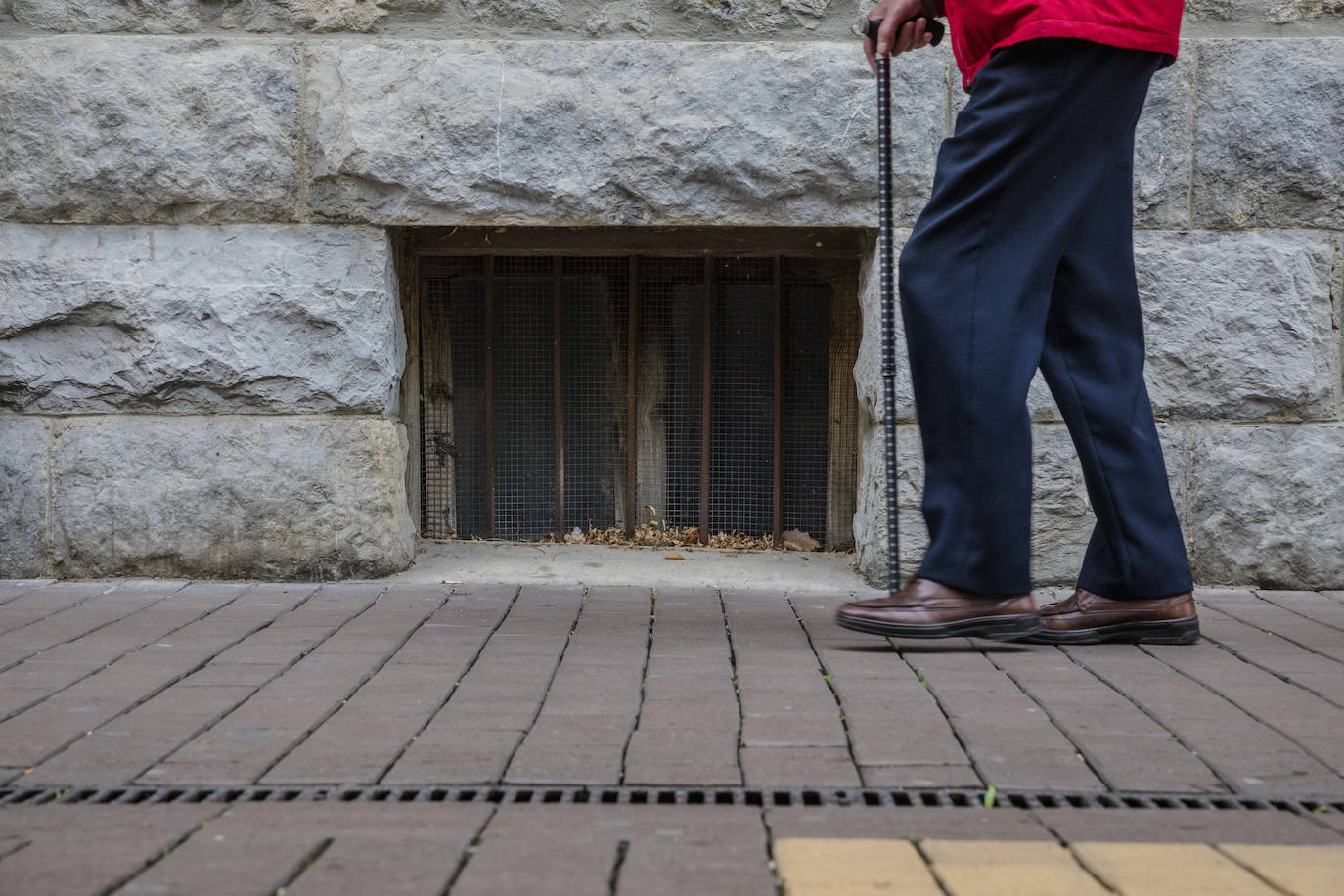 Aspecto exterior de una ventana de un sótano, ubicado en un edificio del barrio.