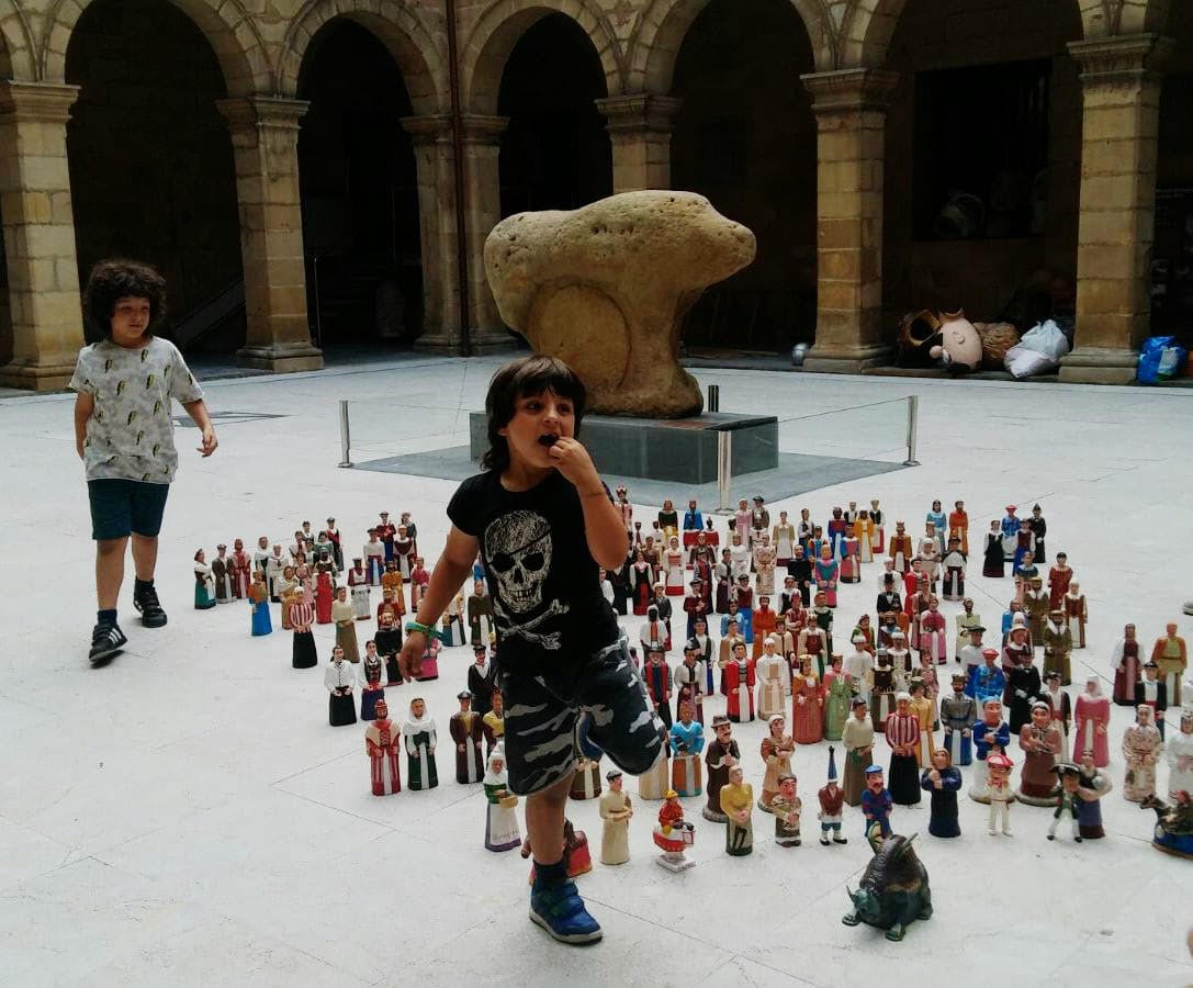 Beñat y Luken pasan por delante de la exposición de txiki gigantes en el Museo Vasco bilbaíno.