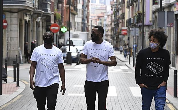 Jean Kanke, Betto Snay y Georges Belinga con las camisetas solidarias en San Francisco.
