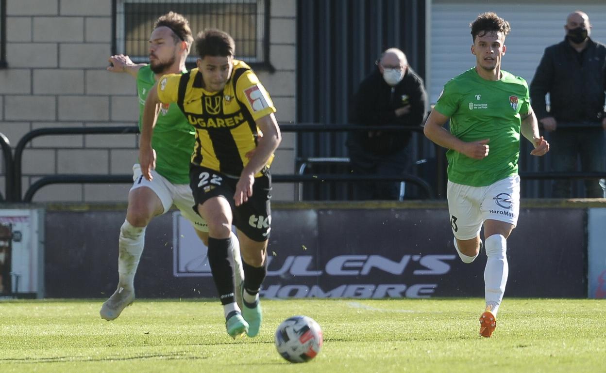 Zekri se lanza a la carrera en el partido de ida contra el Haro Deportivo 