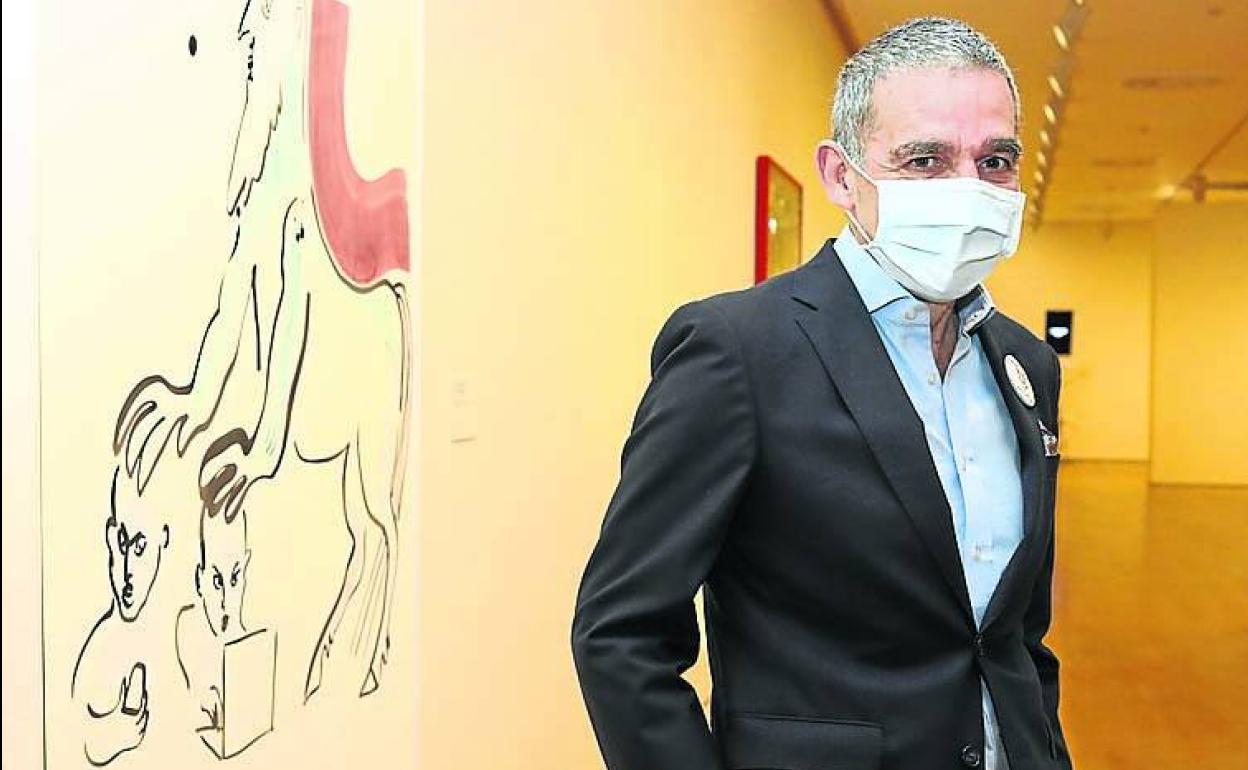 Prieto, con una obra de Camille Henrot. 