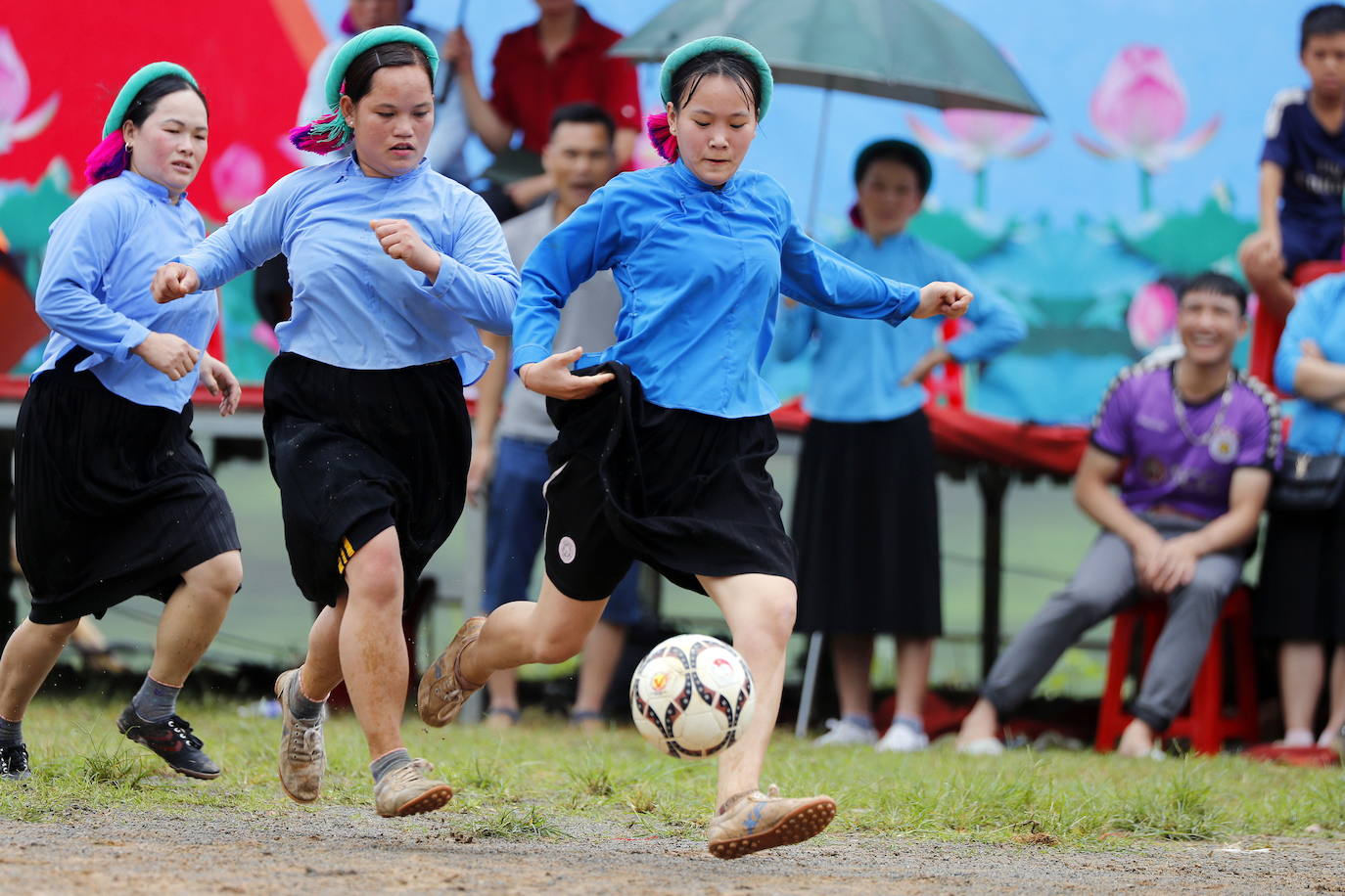 Las jugadoras visten el traje tradicional con zapatillas deportivas para jugar sobre la gravilla. 
