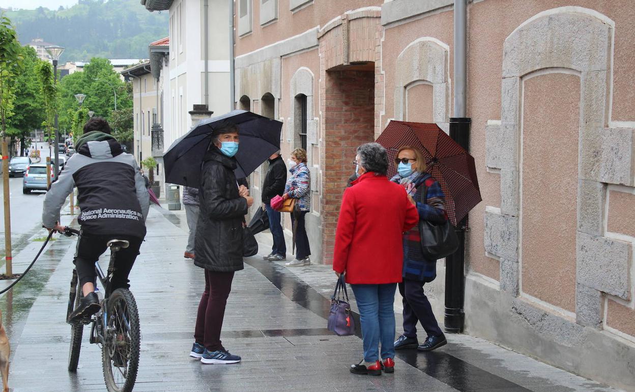 Varias personas esperan a la salida del 'vacunódromo' del parque de Lamuza, en Llodio, desde donde se atiende a toda la comarca de Ayala. 