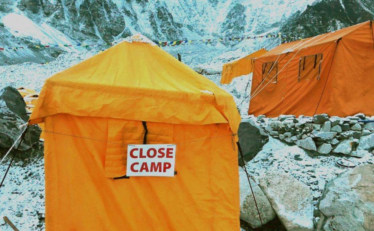 Un cartel avisa del cierre del campo base del Everest. FOTO: @