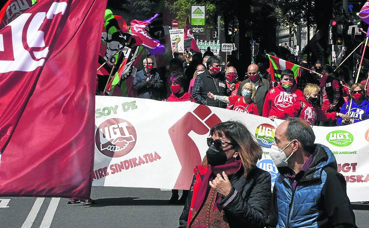 Movilización de UGT y CC OO en Bilbao a su paso por la Gran Vía.