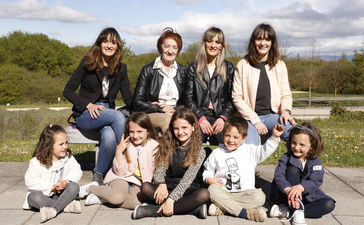 Arantza, Nagore y Nerea con su madre, Mari Carmen Eguiluz, y sus hijas 
