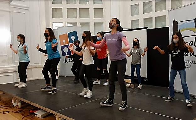 Las alumnas de Laudio Ikastola interpretan la coreografía de 'Zabal Bideak'. 