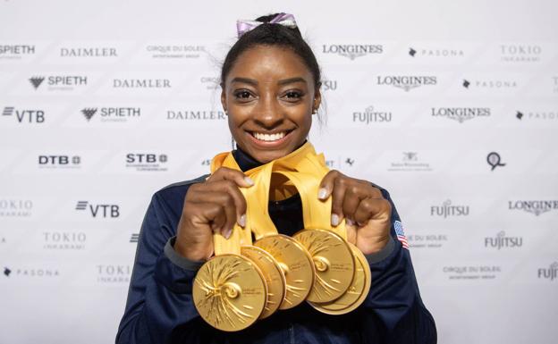 Simone Biles posa con cinco medallas mundiales.