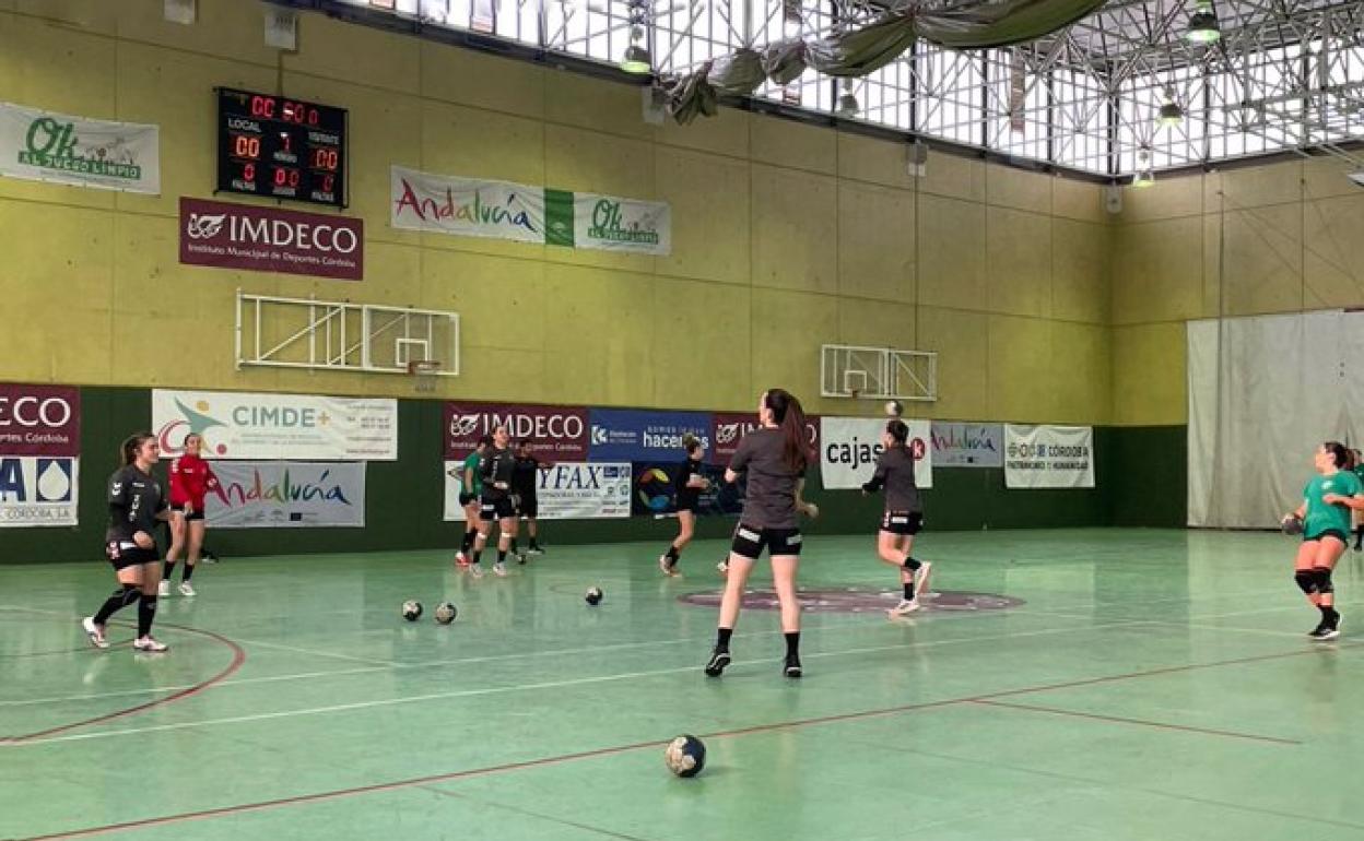 Las jugadoras del Zuazo calientan sobre la pista.