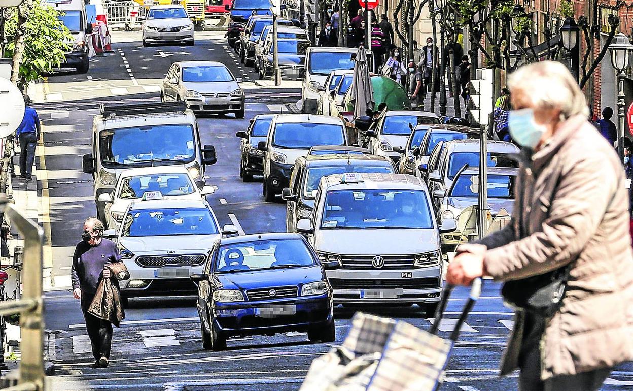 Las peatonalizaciones, la reducción de la velocidad a 30 km/h o el impulso a la bici ponen cortapisas al uso del coche en la ciudad, donde también se impondrán zonas de bajas emisiones.