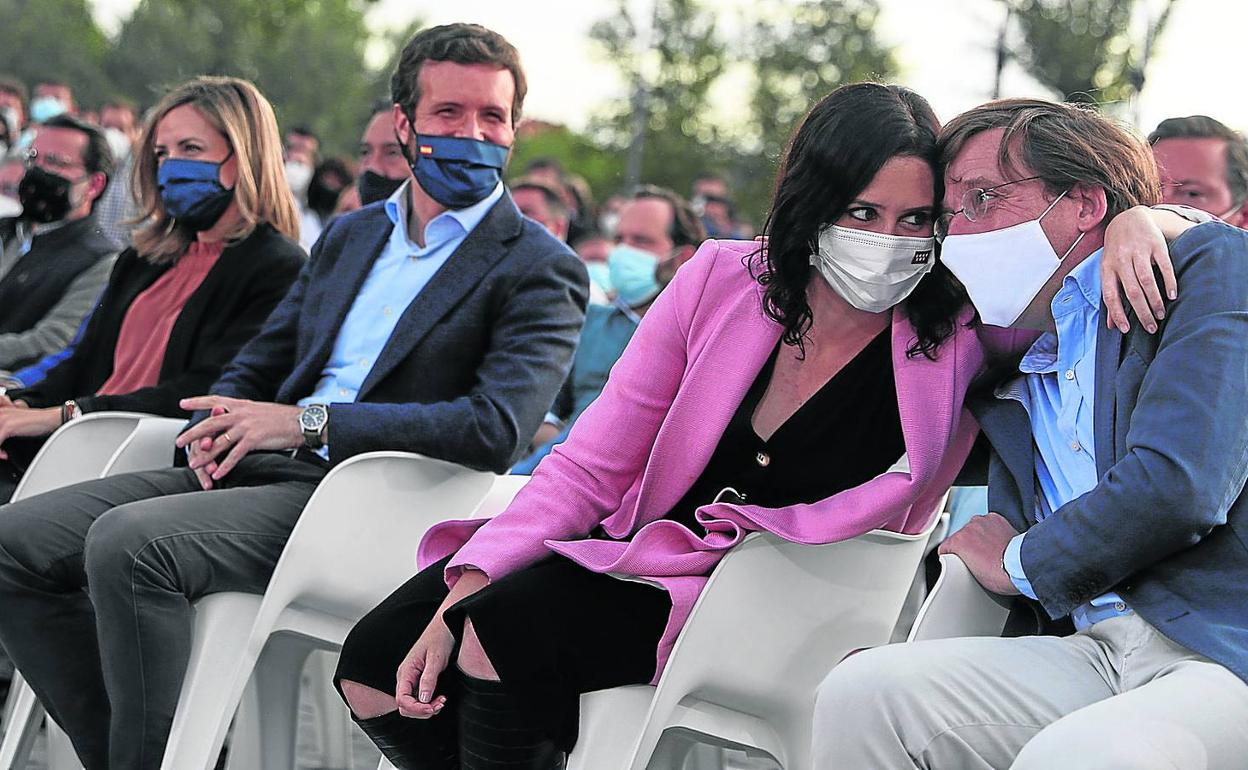 La popular Isabel Díaz Ayuso abraza al alcalde de Madrid, José Luis Martínez Almeida, en presencia de Pablo Casado, durante el mitin de cierre de campaña. 