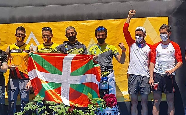 Podio por equipos de categoría masculina.