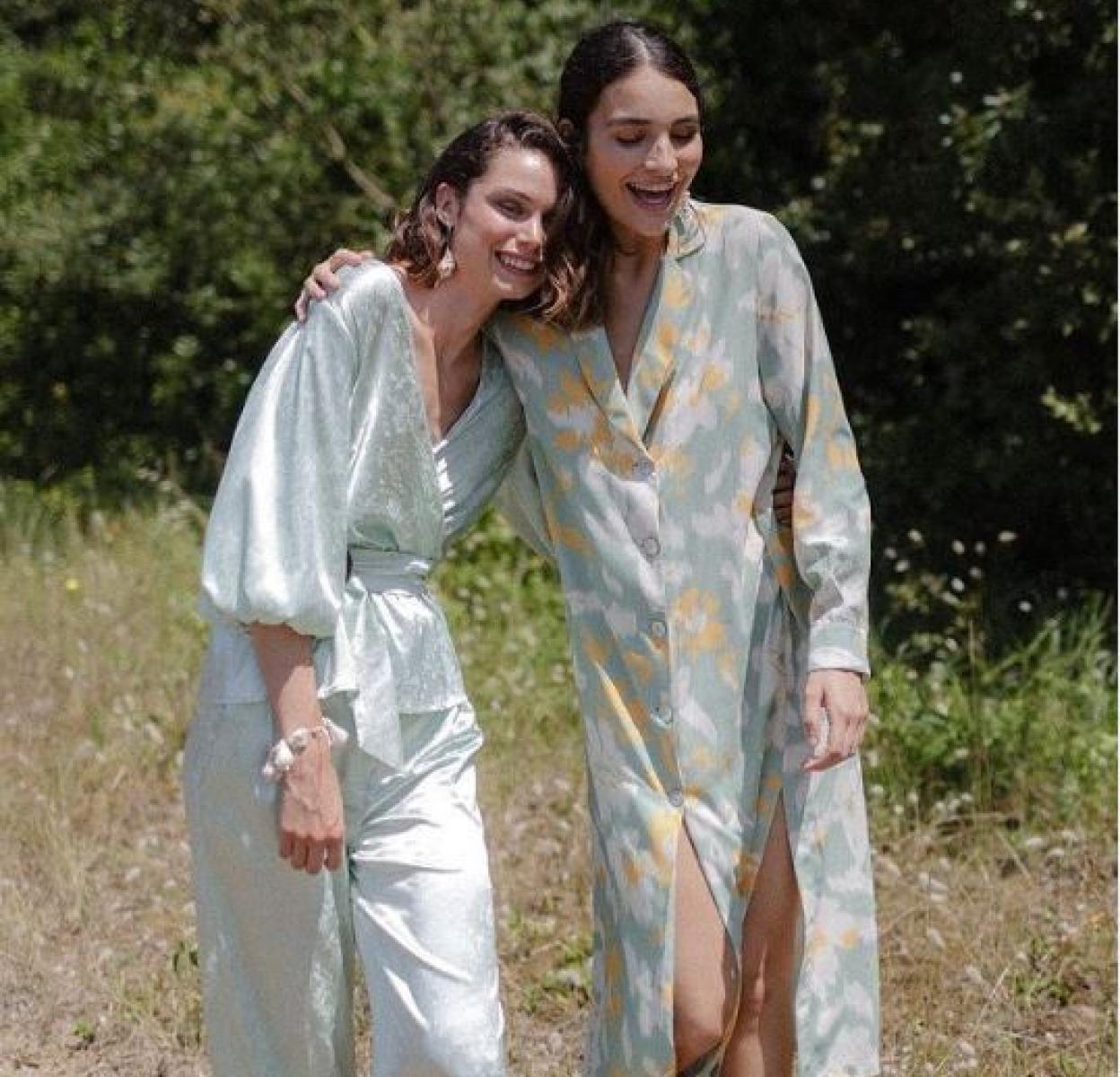 Dos modelos posan con prendas de la firma bilbaína Triana by C.