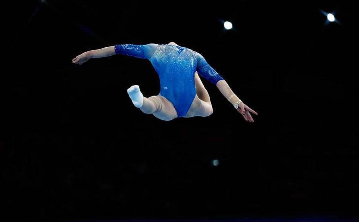 Gimnasia ejecutando su ejercicio a varios metros del suelo. 