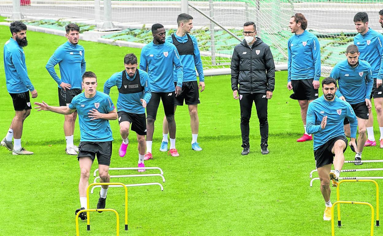 Puesta a punto. Jugadores del Athletic realizaron ayer su último entrenamiento antes de medirse esta noche al Sevilla. 