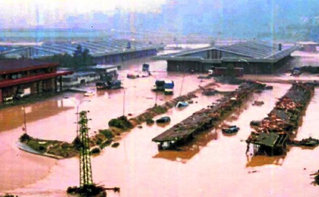 Las inundaciones de 1983 obligaron a trasladar los pabellones de Mercabilbao a la Feria de Muestras.