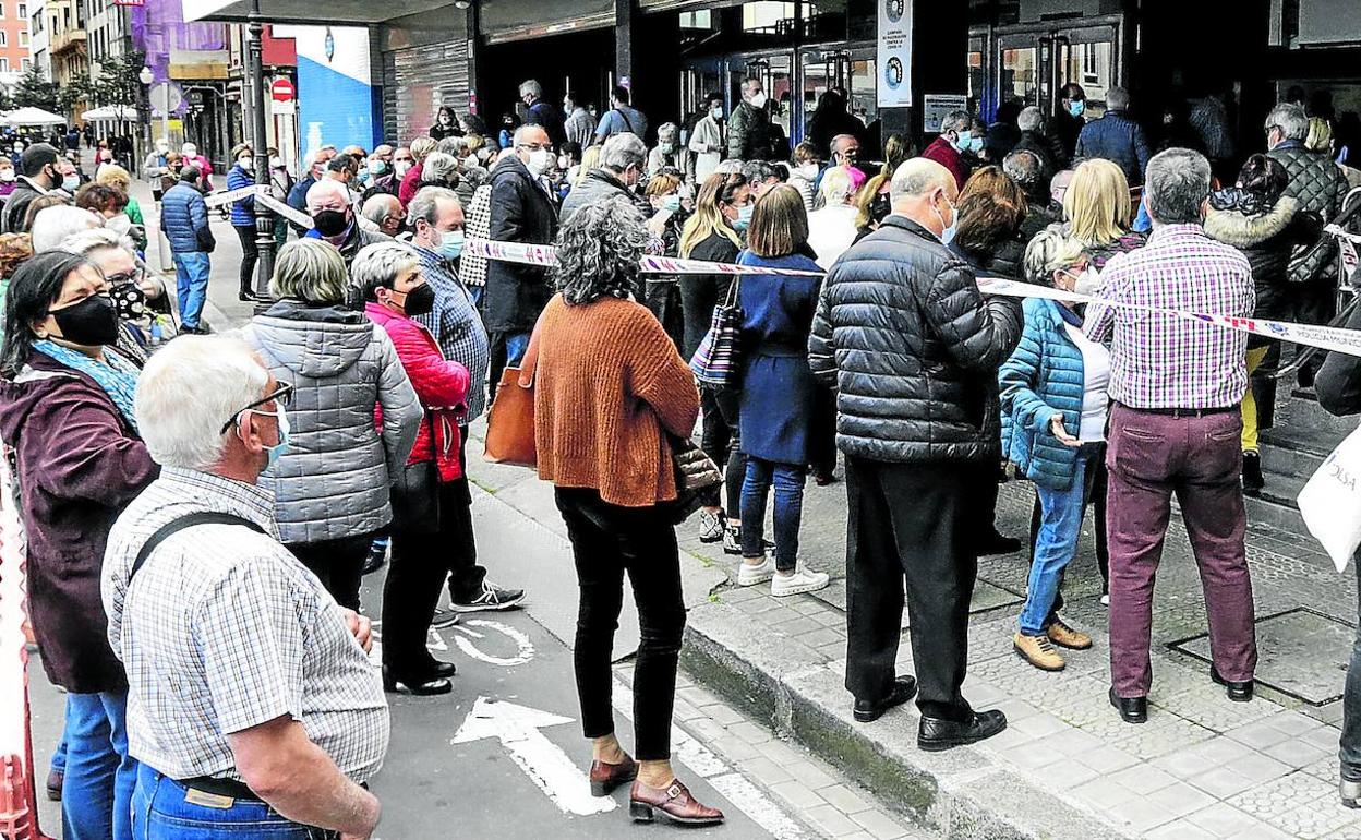 El 'vacunódromo' de La Casilla volvió a registrar ayer largas colas de ciudadanos a la espera de su inyección. 