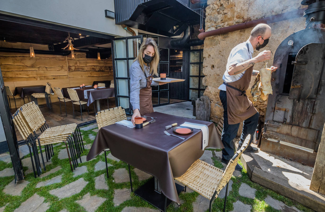 En el fabuloso Arrea! de Campezo organizan el restaurante, mientras se preparan para un fin de semana para el que ya están completos.