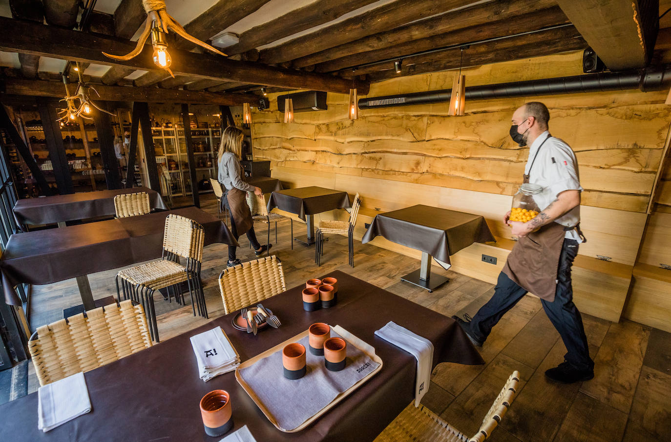 En el fabuloso Arrea! de Campezo organizan el restaurante, mientras se preparan para un fin de semana para el que ya están completos.