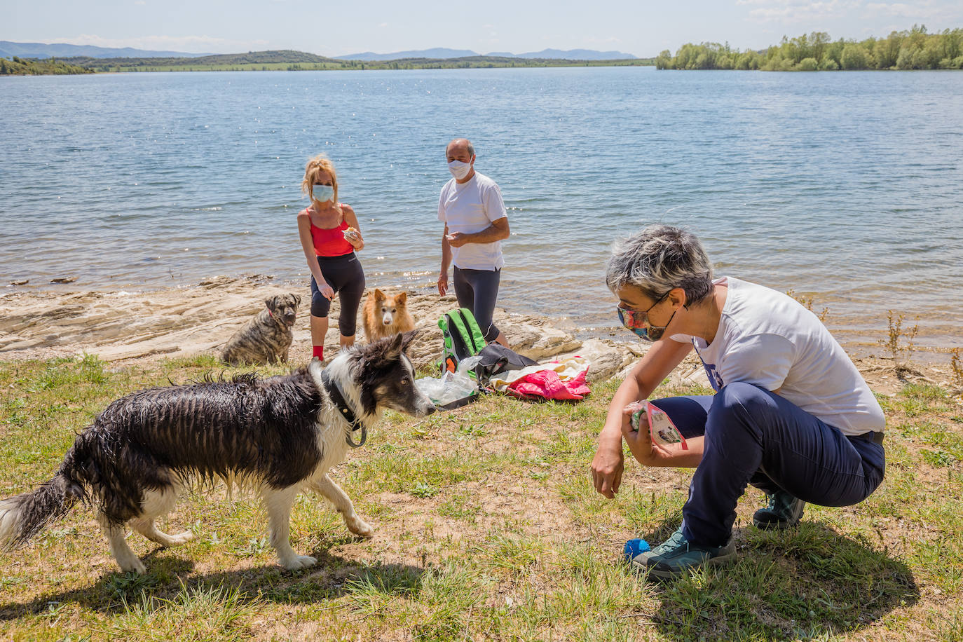 Algunos ciudadanos se acercaron hasta Garaio para disfrutar con sus mascotas del soleado martes.