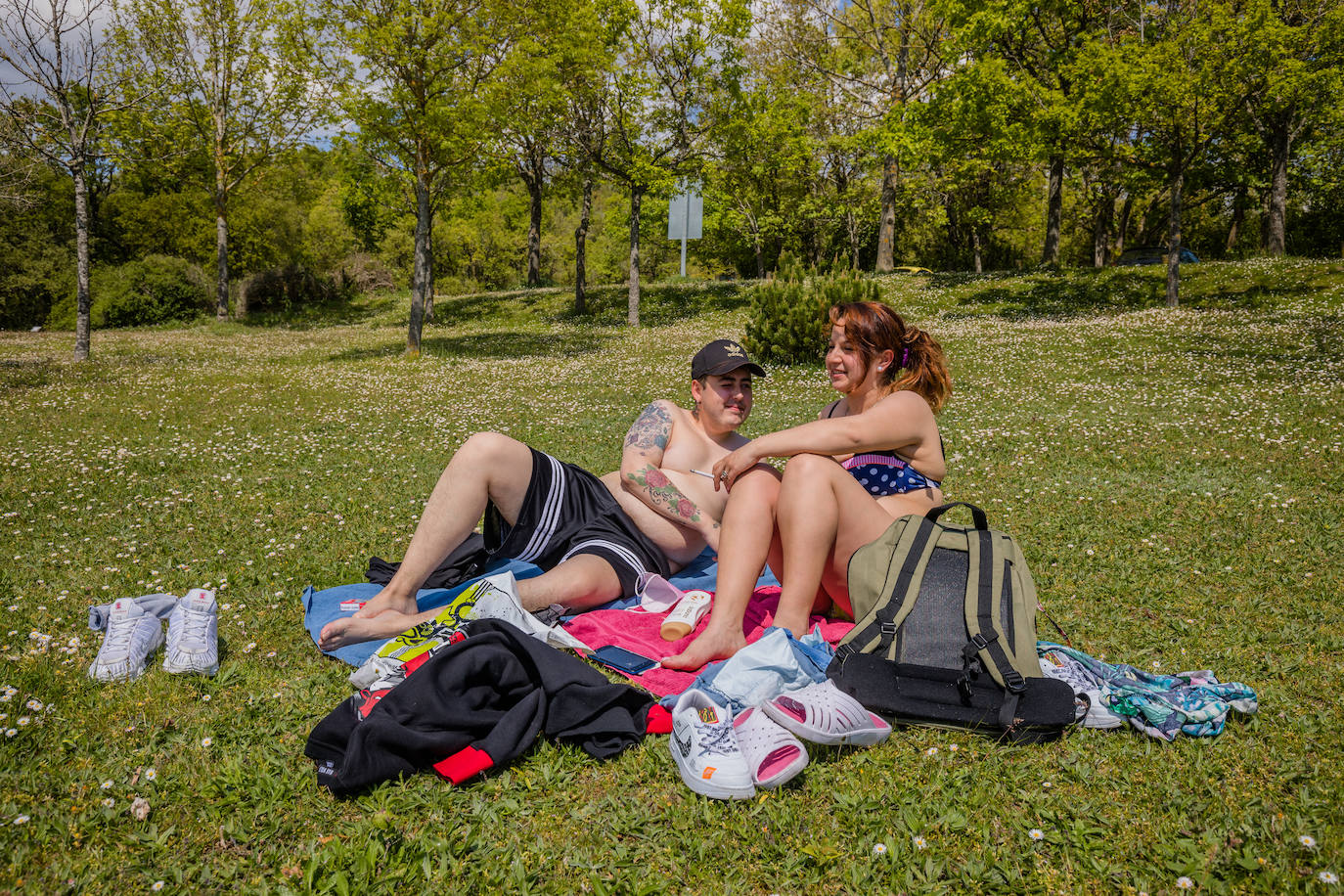Tras el levantamiento del cierre perimetral, una pareja toma el sol en Garaio.