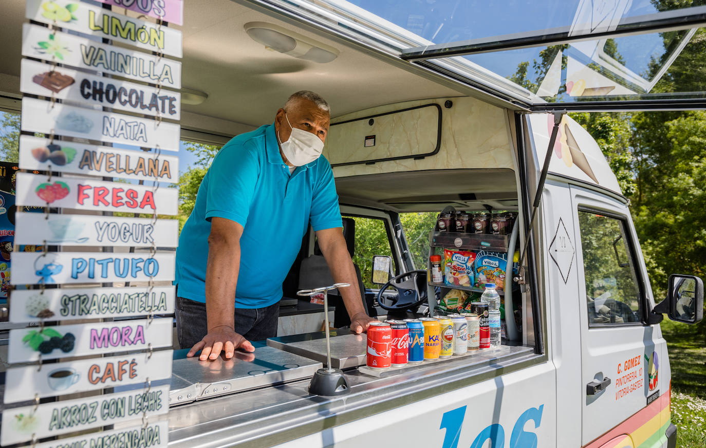 La furgoneta con helados y refrescos también se dejó ver ayer, tras la apertura del cierre perimetral en Álava.