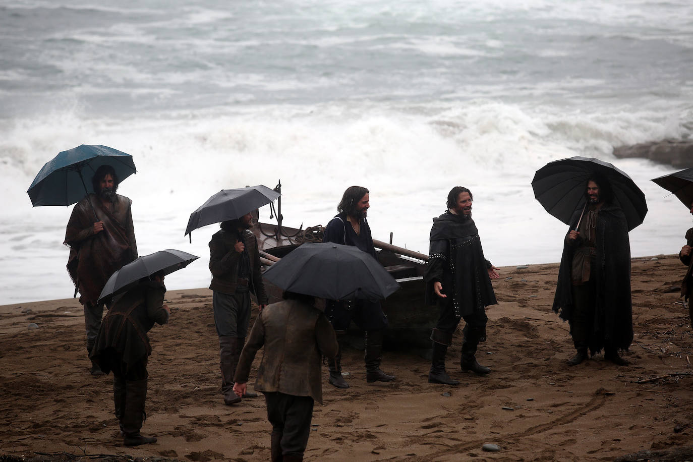 Fotos: Rodaje de Elcano en la playa de Azkorri, en imágenes