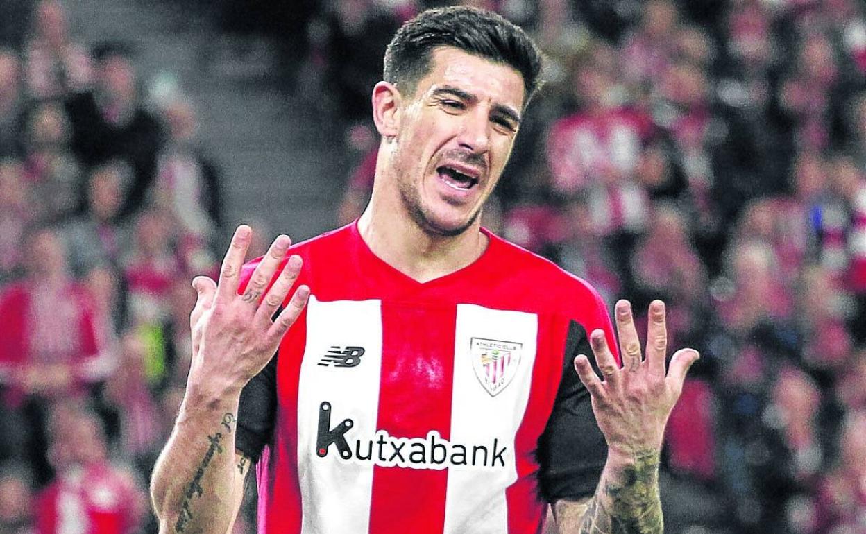 Yuri Berchiche se lamenta durante un partido. 