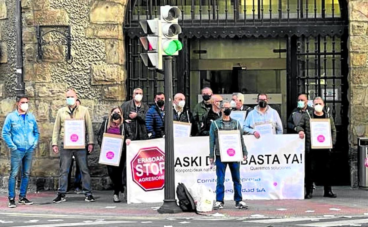 Varios vigilatnes, durante la protesta ante el edificio de Euskotren en Atxuri. 