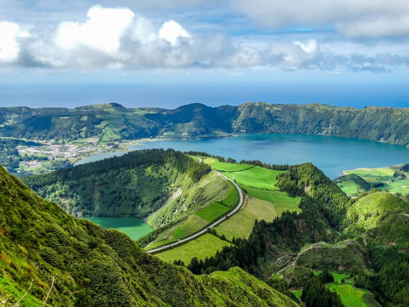 Por su parte las nueve islas diferentes del archipiélago de Azores, combinan tradición y modernidad, una gastronomía muy especial y un paisaje natural único que no se encuentra en ningún otro lugar. La naturaleza, y ser siempre bien recibido, de forma sostenible, nunca en contra de la naturaleza, siempre conectado con ella.