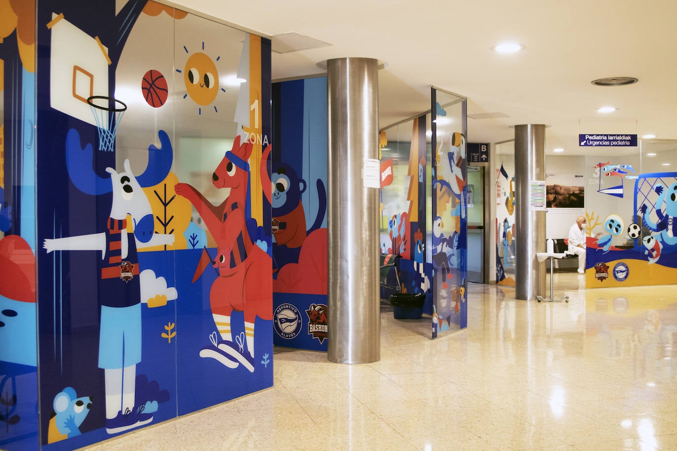 Fotos: El Baskonia y el Alavés dan color al área de pediatría de Txagorritxu