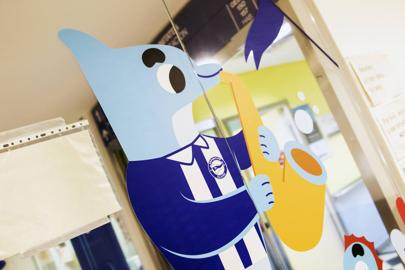 Fotos: El Baskonia y el Alavés dan color al área de pediatría de Txagorritxu