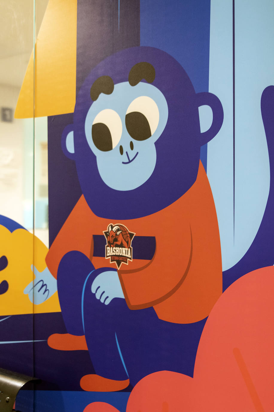 Fotos: El Baskonia y el Alavés dan color al área de pediatría de Txagorritxu