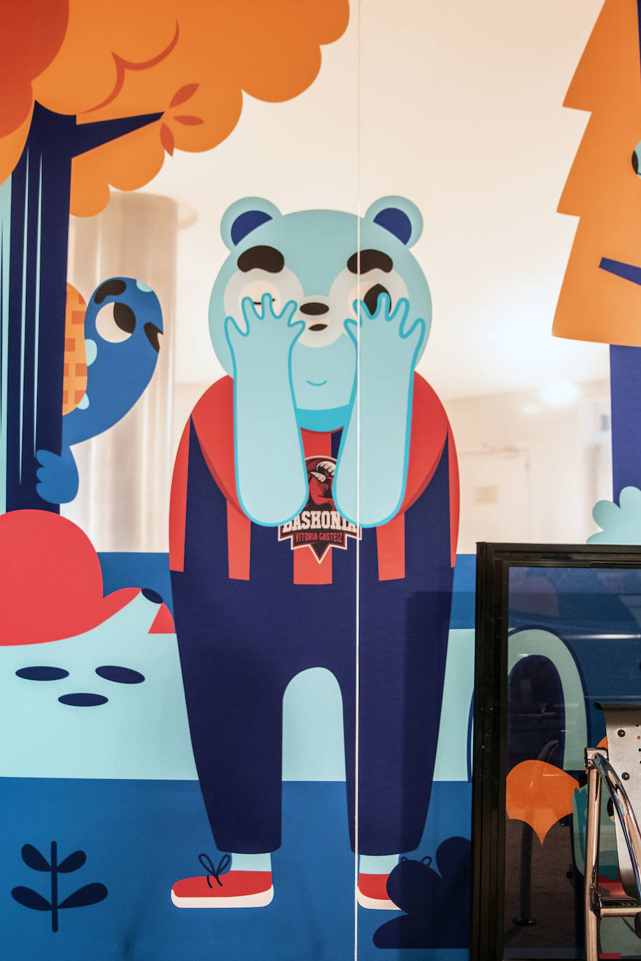 Fotos: El Baskonia y el Alavés dan color al área de pediatría de Txagorritxu