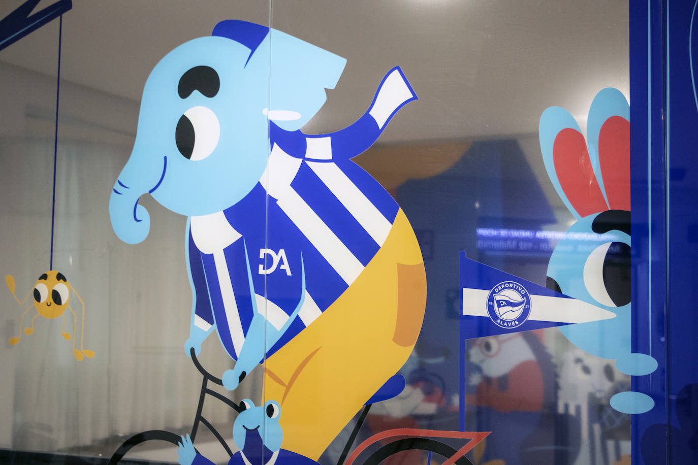 Fotos: El Baskonia y el Alavés dan color al área de pediatría de Txagorritxu