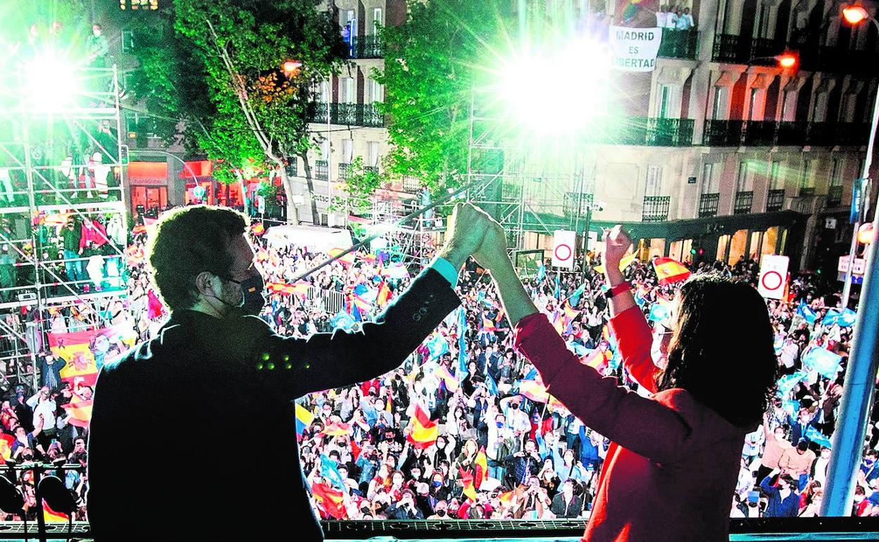 Isabel Díaz Ayuso y Pablo Casado, asomados al balcón de Génova la noche del martes tras la victoria electoral del PP. 