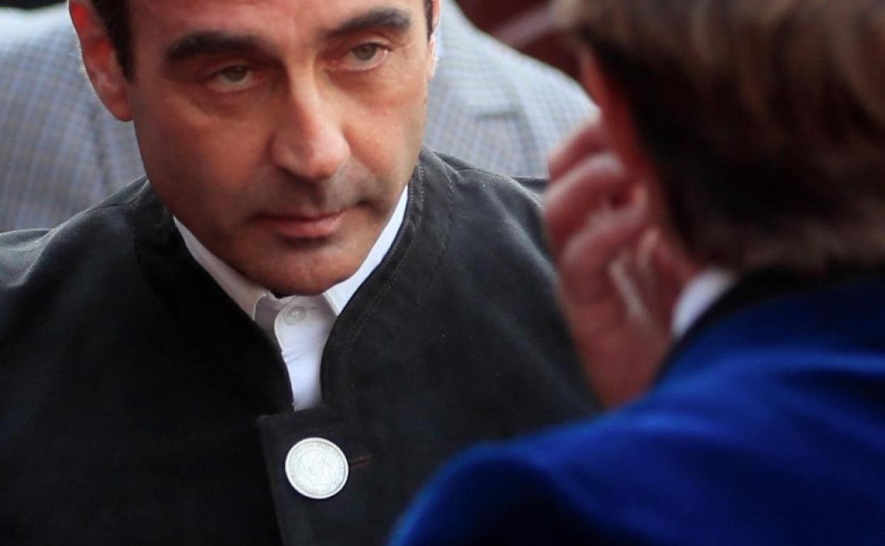 Enrique Ponce torea con un traje adornado de monedas con la cara de Franco