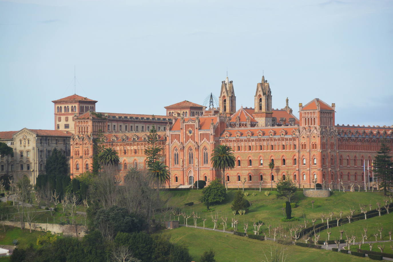 1.- Comillas (Cantabria) | 5660 Búsquedas/mes. Asentada sobre suaves colinas verdes y a orillas del mar Cantábrico se encuentra Comillas. Este pueblo, declarado Conjunto Histórico Artístico, destaca tanto por su increíble belleza arquitectónica como paisajística, pero también por su pasado lleno de increíbles acontecimientos que hacen de este un pueblo único y especial. Lo que no te puedes perder, según Holidú: El Capricho de Gaudí, el Palacio de Soberallano y el casco antiguo. 